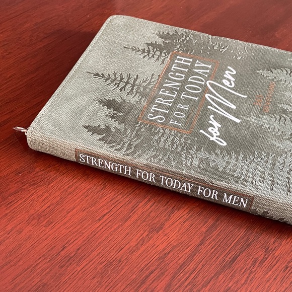 NWT Men’s Strength for Today Devotional Book - Green Cover - Christmas Gift - Picture 2 of 5